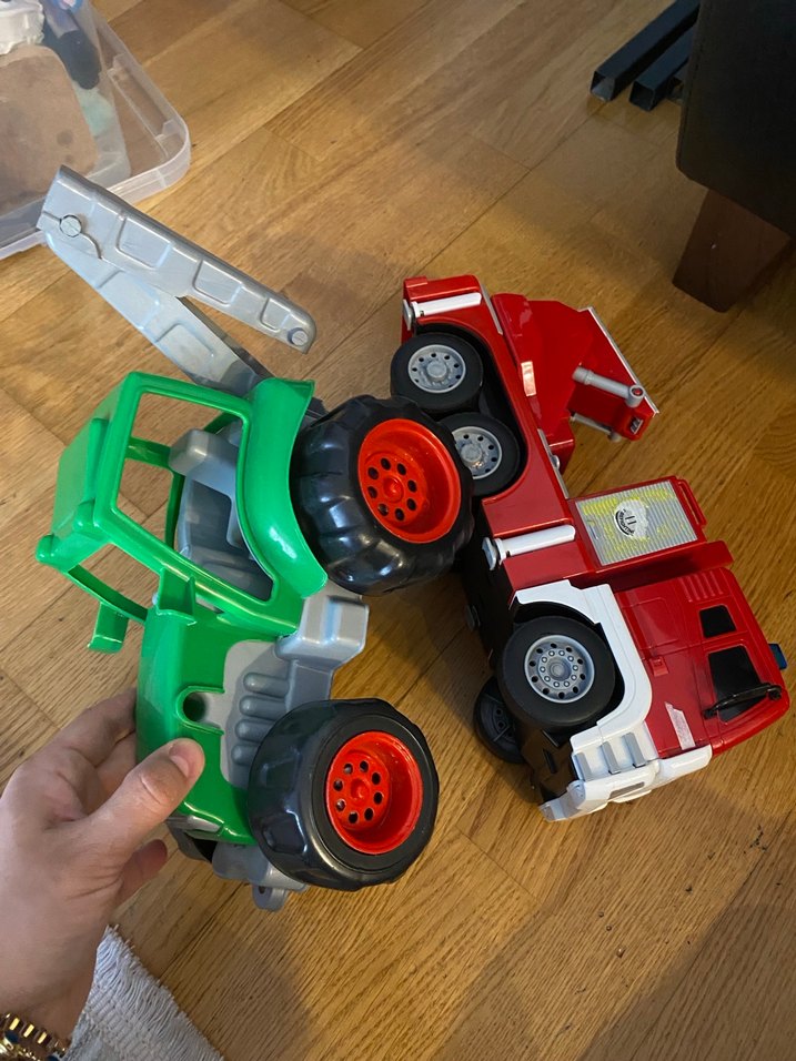 Yeşil Renkli Oyuncak Traktör ve Kırmızı Kamyon - Görsel 3