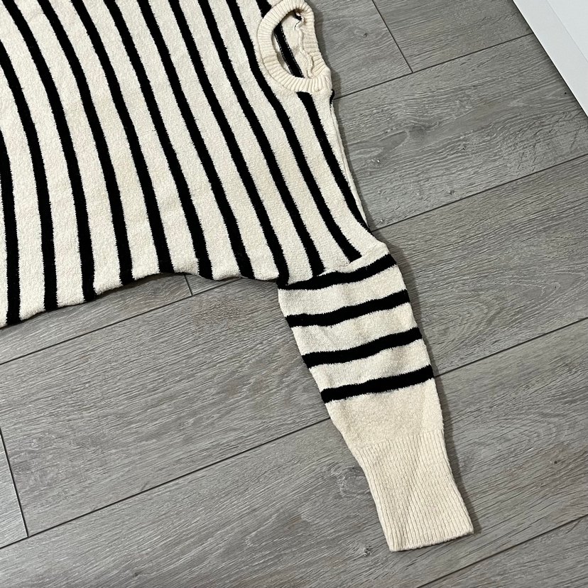 Bej Zebra Desenli Yüksek Yakalı Kadın Bluz - Görsel 4