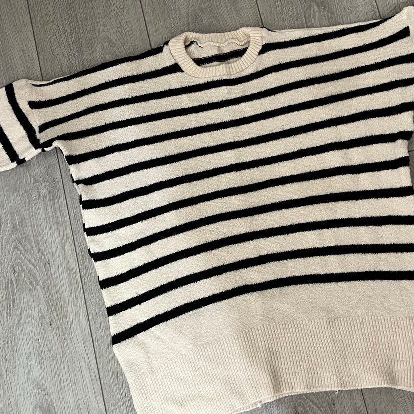 Bej Zebra Desenli Yüksek Yakalı Kadın Bluz - Görsel 3