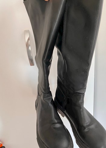 38 Beden Siyah Deri Dize Kadar Uzun Tokalı Stiletto Bot