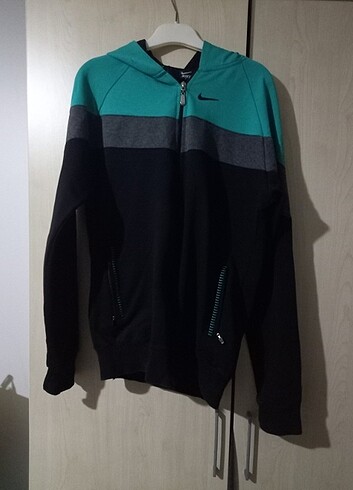 Nike Sporda giymelik ince bir hırka????