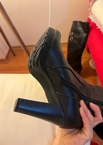 Kadın Siyah Deri Tokalı Diz Üstü Topuklu Çizme - Görsel 9