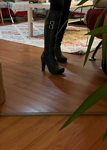 Kadın Siyah Deri Tokalı Diz Üstü Topuklu Çizme - Görsel 2