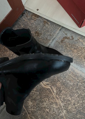 Siyah Deri Kadın Bot - Görsel 3