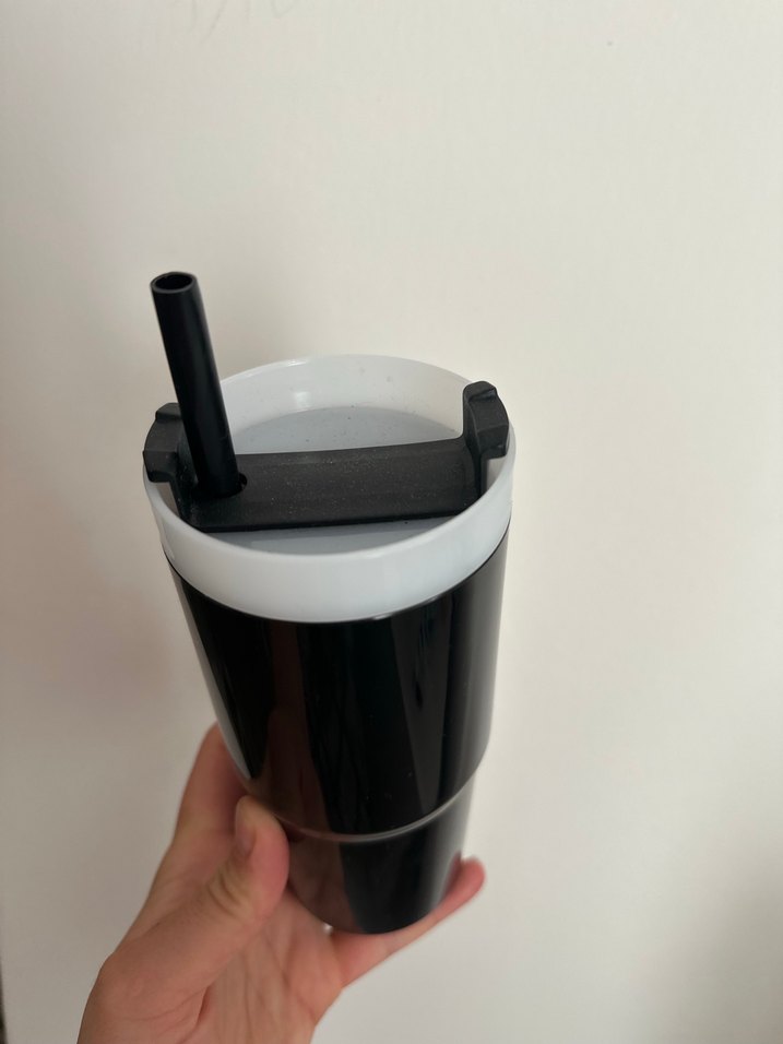 Siyah Kapaklı Bardak ve Pipet - Görsel 2