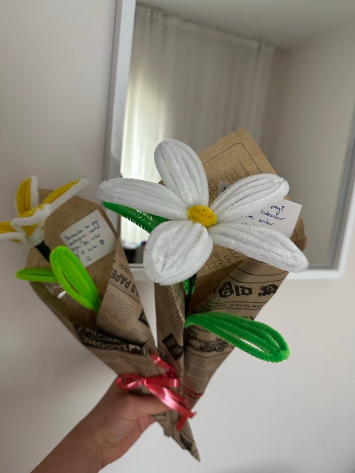 Kırmızı Yapay Çiçekli Işıklı Buket - Görsel 5