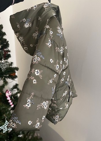 Çiçek Desenli Kapüşonlu Kız Çocuk Mont - Görsel 2