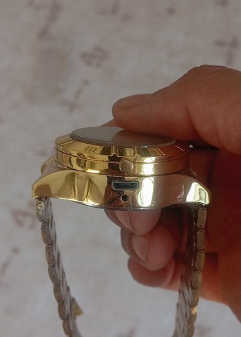 Zincir Detaylı Altın Renk Kadın Saat - Görsel 2