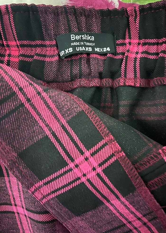 Bershka ekoseli yırtmaçlı mini etek - Görsel 3