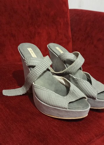 Gri Yılan Desenli Dolgu Topuklu Kadın Sandalet - Görsel 2