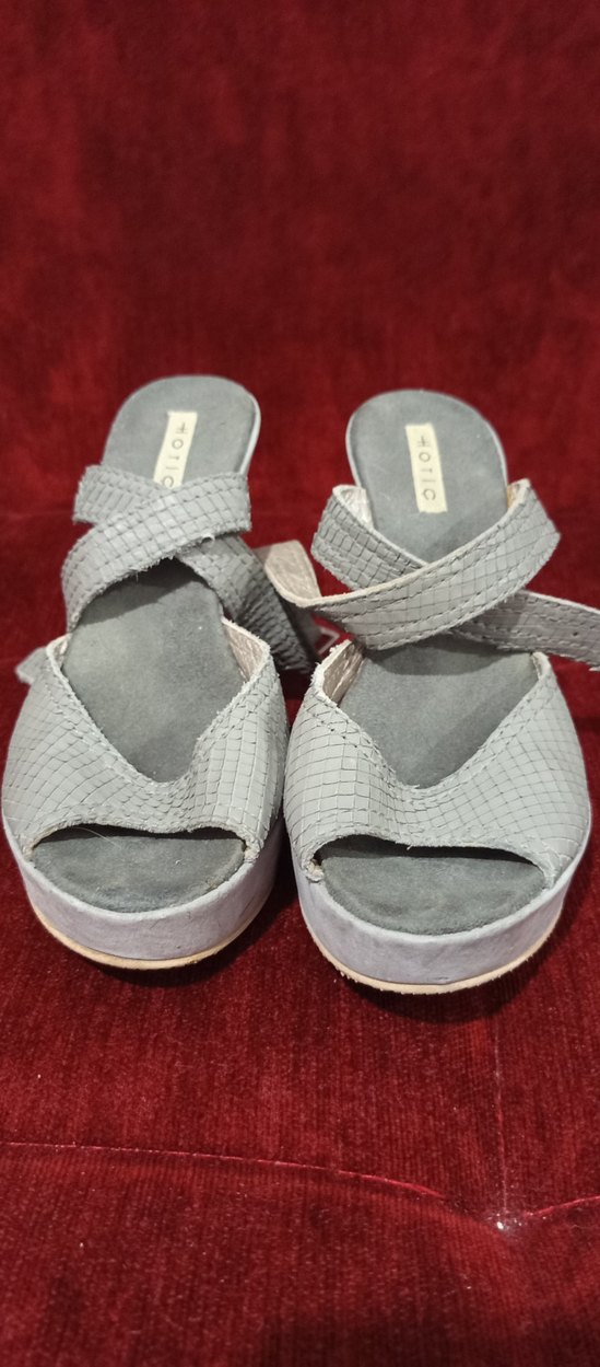 Gri Yılan Desenli Dolgu Topuklu Kadın Sandalet - Görsel 4