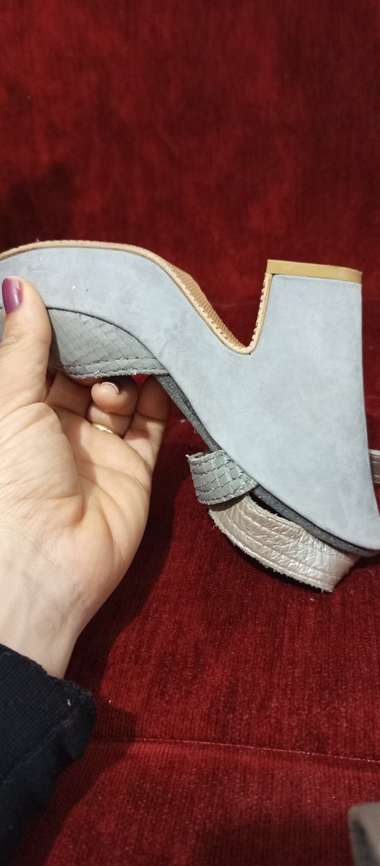 Gri Yılan Desenli Dolgu Topuklu Kadın Sandalet - Görsel 5