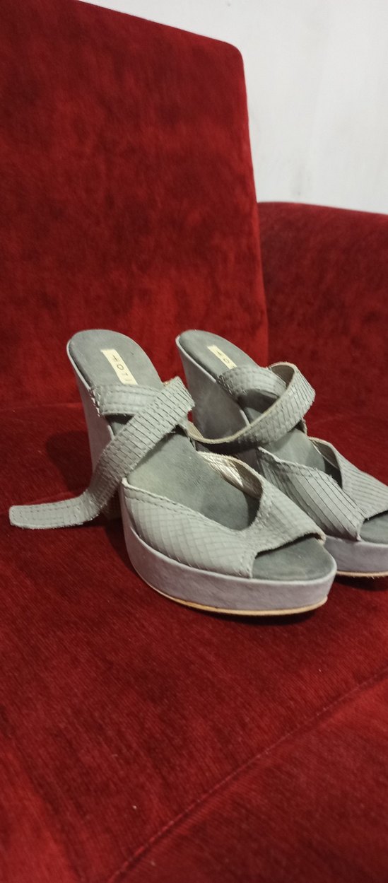 Gri Yılan Desenli Dolgu Topuklu Kadın Sandalet - Görsel 2