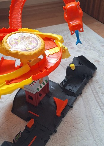 Beden hotweels pizza dükkanında kobra saldırısi