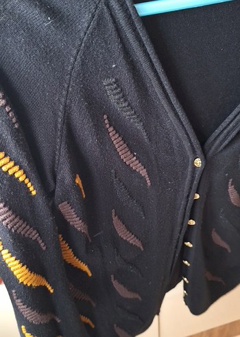 Düğmeli Siyah V Yaka Desenli Kadın Hırka - Görsel 3