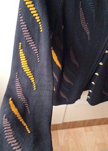 Düğmeli Siyah V Yaka Desenli Kadın Hırka - Görsel 2