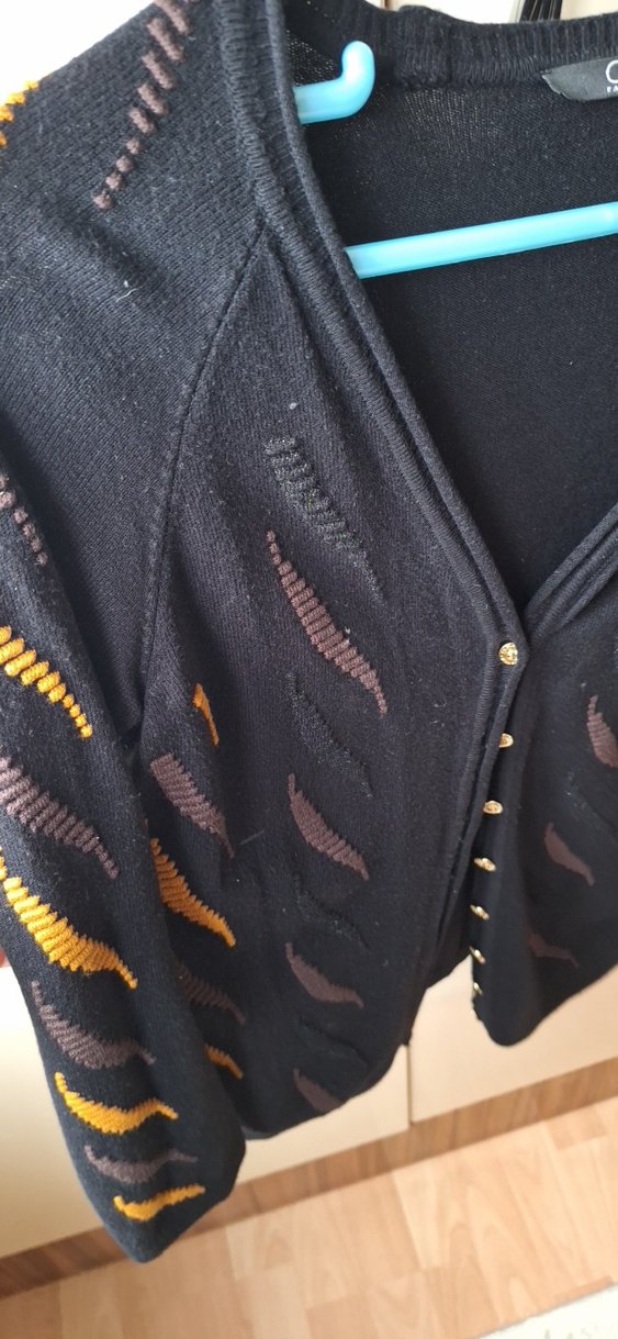 Düğmeli Siyah V Yaka Desenli Kadın Hırka - Görsel 3