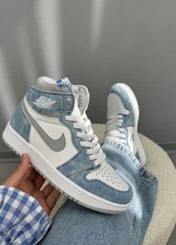 Nike Air Jordan 1 Hyper Royal 