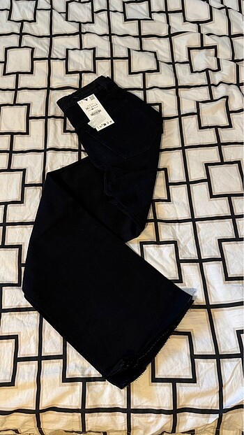 Zara TRF HIGH-RISE WIDE-LEG JEAN
