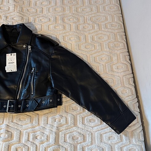 l Beden siyah Renk Zara SUNİ DERİ CROP BIKER CEKET