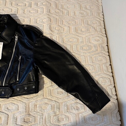 l Beden siyah Renk ZARA SUNİ DERİ CROP BIKER CEKET