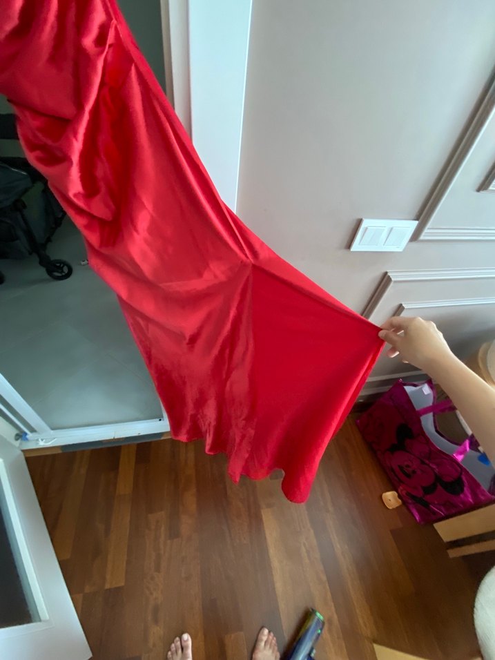 Gigiis Kırmızı Askılı Uzun Saten yırtmaçlı Elbise - Görsel 4