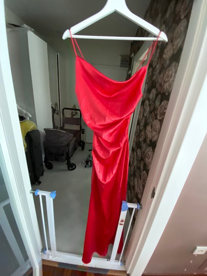 Gigiis Kırmızı Askılı Uzun Saten yırtmaçlı Elbise - Görsel 2