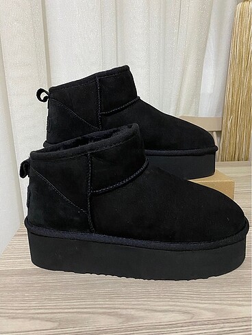 Ugg Ugg model bot