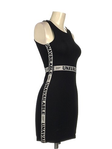 H&M H&M Kısa Elbise %70 İndirimli.
