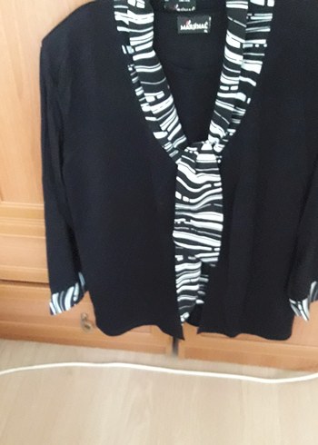 V Yaka Zebra Desenli Siyah Kadın Bluz - Görsel 2