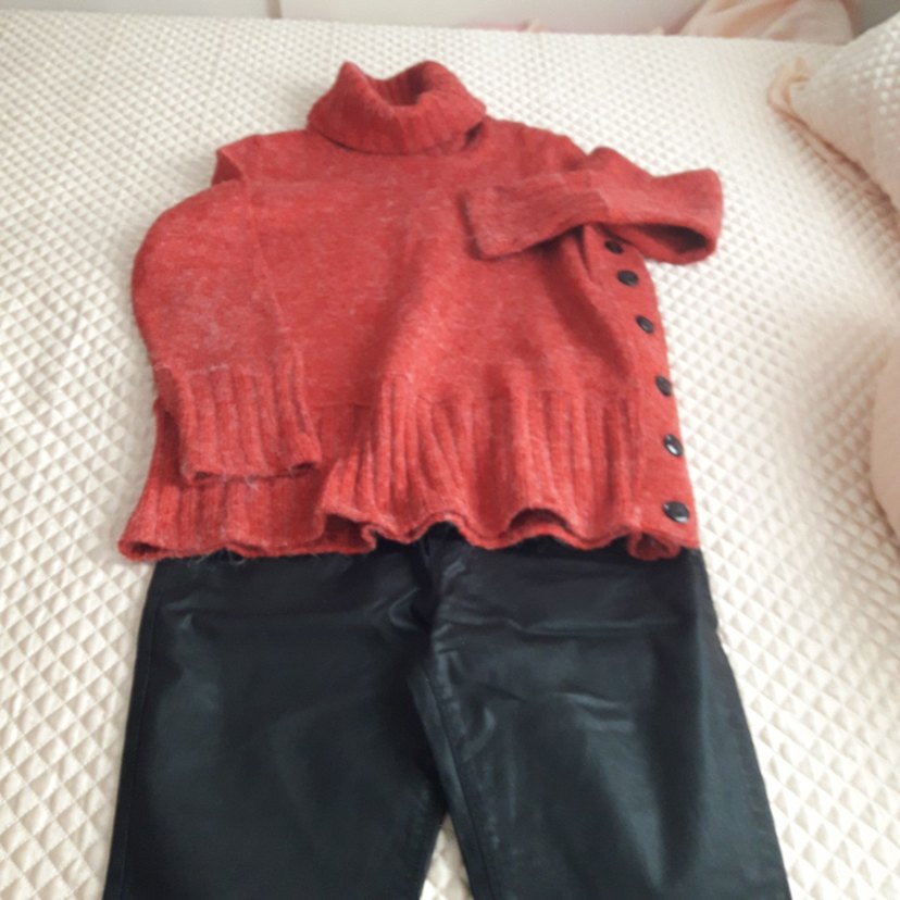 Kırmızı Düğmeli Boğazlı Kadın Kazak pantolon. - Görsel 2