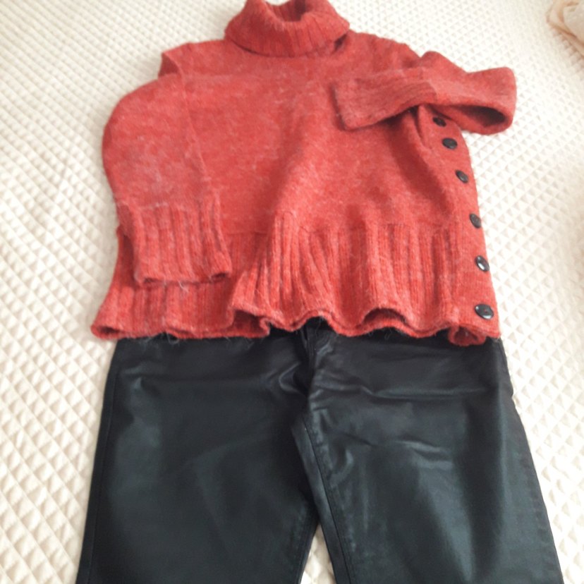 Kırmızı Düğmeli Boğazlı Kadın Kazak pantolon. - Görsel 5