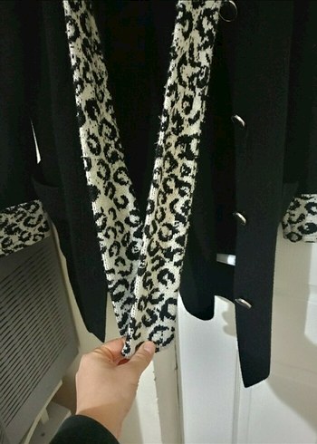 Siyah Yılan Desenli Uzun Kadın Kaban - Görsel 2