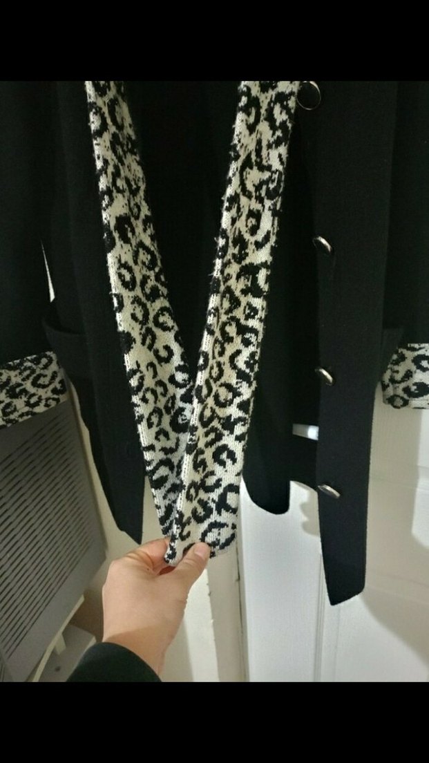 Siyah Yılan Desenli Uzun Kadın Kaban - Görsel 2