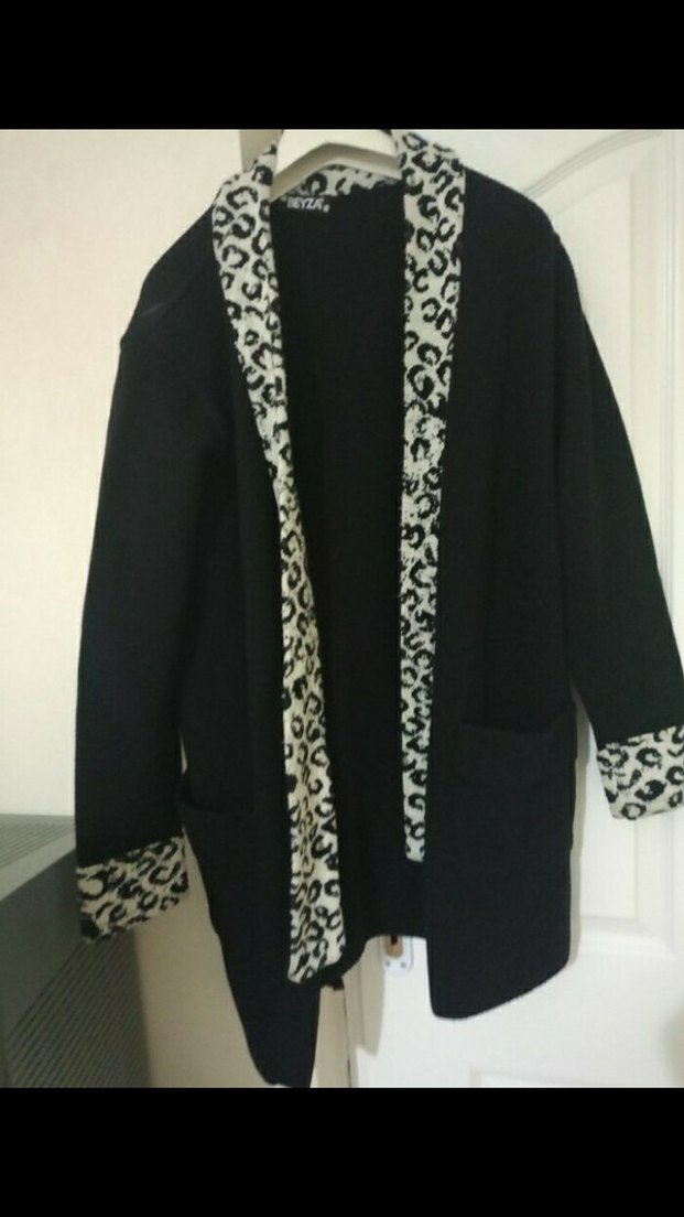 Siyah Yılan Desenli Uzun Kadın Kaban - Görsel 3