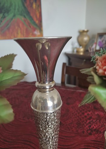 Beden Gri Metal Mumluk ve Kırmızı Yapay Çiçekler