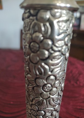 Beden kırmızı Renk Gri Metal Mumluk ve Kırmızı Yapay Çiçekler