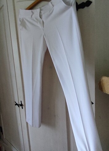 Beyaz kumaş pantalon. Krep tarzı bir kumasi var 
