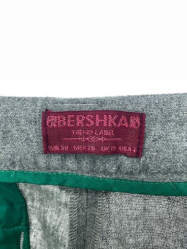38 Beden gri Renk Bershka Kumaş Pantolon %70 İndirimli.