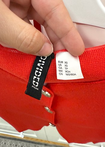 H&M Kırmızı Düğmeli üst.