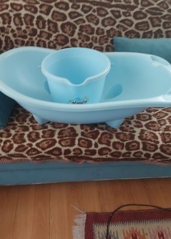 Pastel Mavi Bebek Küveti ve Küçük Kova