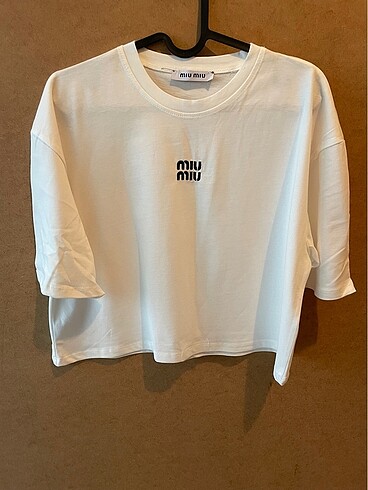 Kaydırmalı marka T-shirt