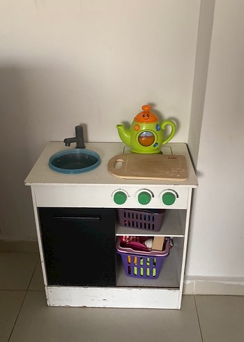 Çocuklar için renkli oyun mutfak seti