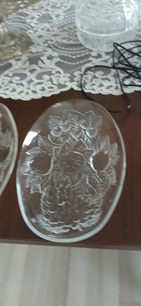 Nakış Desenli Gri-Beyaz Cam Tabaklar - Görsel 4