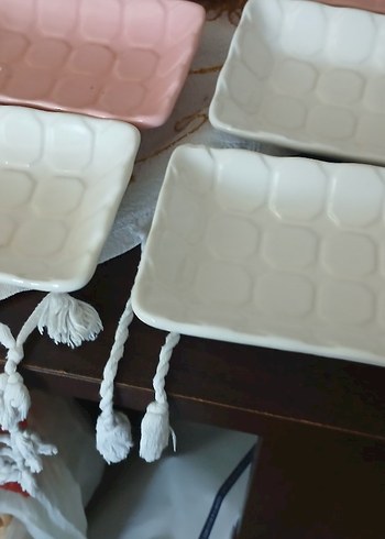 Karaca Pastel Renkli Beyaz ve Pembe Tabak Seti