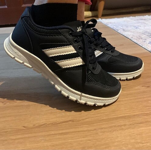 Yeni spor ayakkabı