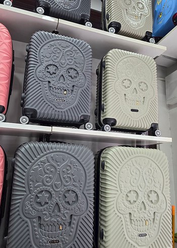 Beyaz Kabartmalı Kafatası Desenli Bavul - Görsel 3