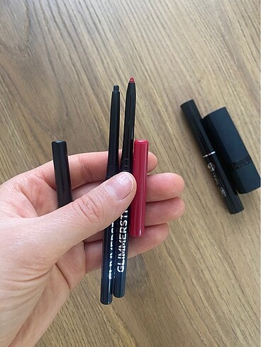 Beden kırmızı Renk Avon ruj dudak +göz kalemi