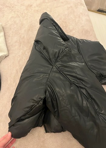 Stradivarius Siyah Parlak Deri Kadın şişme mont - Görsel 4