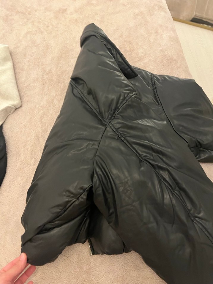 Stradivarius Siyah Parlak Deri Kadın şişme mont - Görsel 4